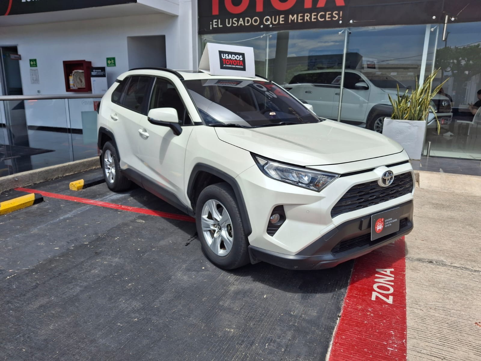 Toyota RAV4 XLE 2020 — foto 4