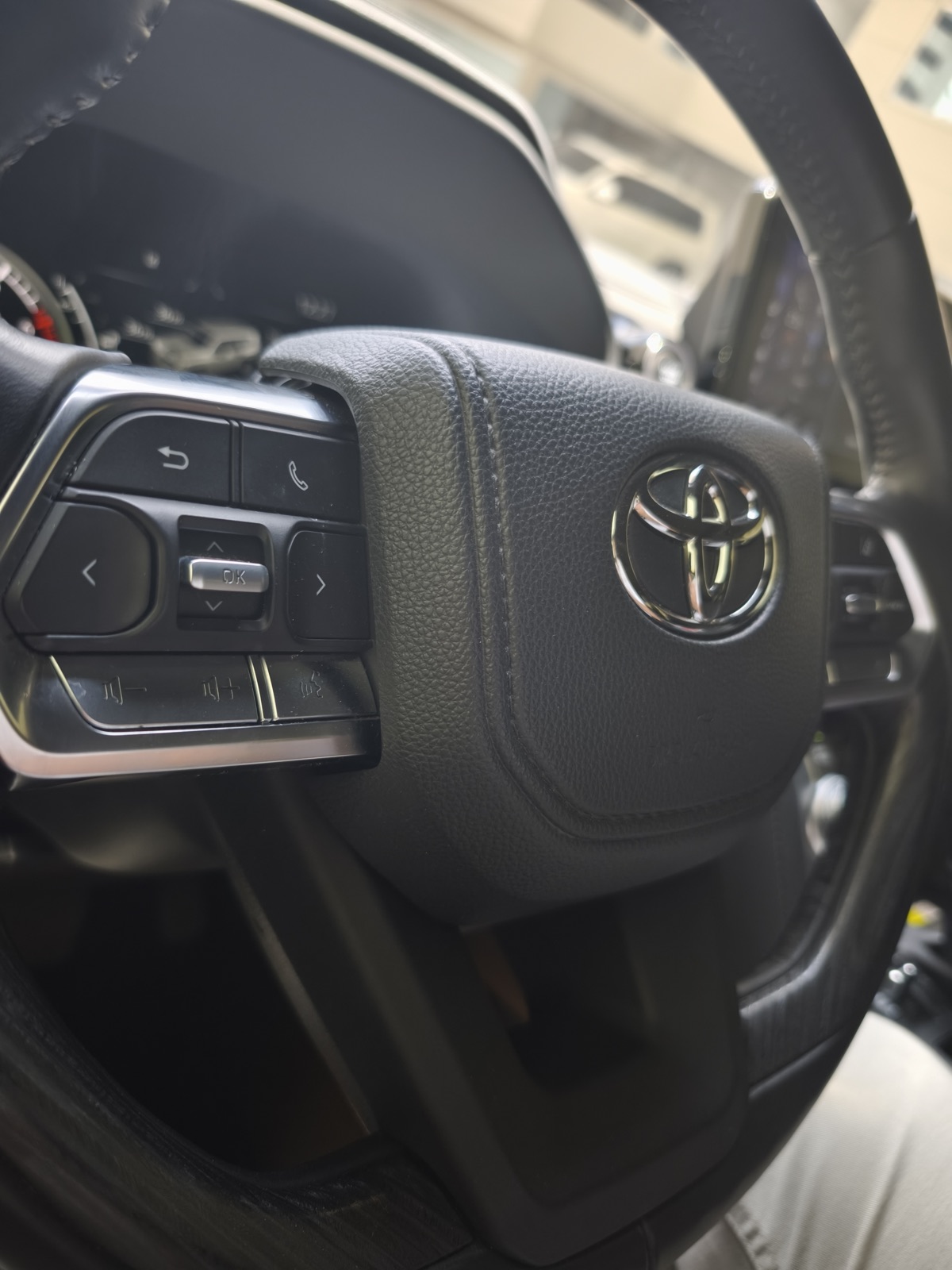Toyota Land Cruiser LC300 Gasolina 2023 — foto 3